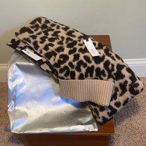 Athleta Morro Hat and Scarf EUC